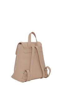 Zaino in pelle beige con spalline regolabili, scomparto principale con zip e forma rettangolare strutturata. Finitura con cuciture a contrasto.