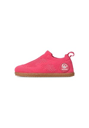 Chaussure enfant sans lacets avec dessus en maille rose, semelle texturée, languette au talon et écusson rond avec logo sur le côté.
