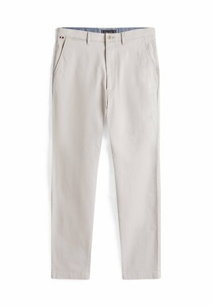 Beige katoen chino's met een platte voorkant, rits en riemlussen. Voorzien van zijzakken en een klein logo-detail dichtbij de tailleband.