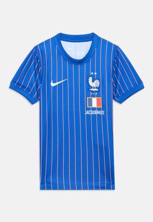 Modrý športový dres s krátkym rukávom s bielymi a červenými zvislými pruhmi, logom Nike, francúzskym kohútom s dvoma hviezdami a značkou Jacquemus.