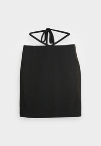 Vestido preto de alças com silhueta ajustada, apresentando um fecho nas costas com laço e textura de tecido suave. Comprimento até meio da coxa. Sem padrões ou detalhes.
