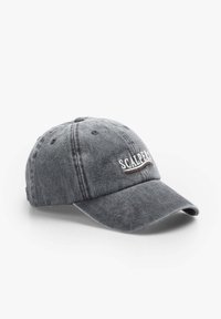 Gorra de béisbol de algodón gris con visera curva y logo bordado "SCALPER". Presenta agujeros de ventilación cosidos y una correa ajustable.