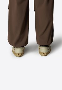 The North Face NUPTSE - Polobotky - gravel khaki stone