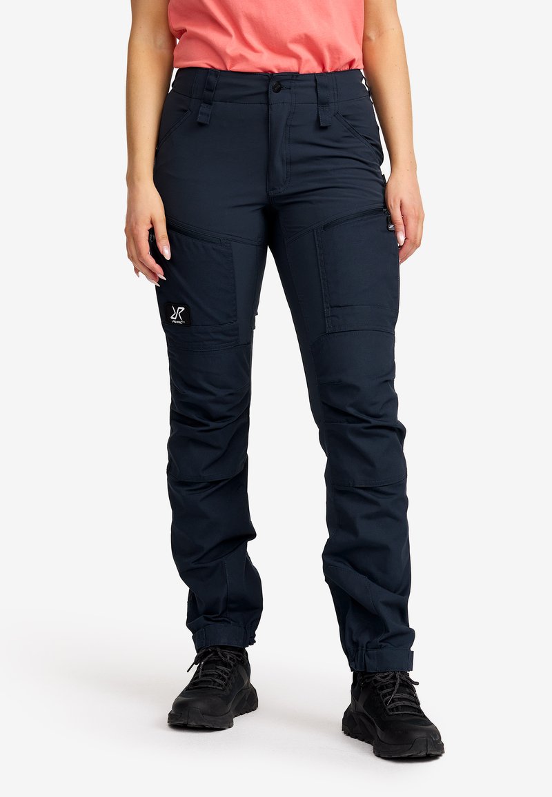 Marinblå utomhusbyxor med slim fit, flera fickor, elastiska muddar och förstärkt sömnad. Materialet verkar hållbart och väderbeständigt.