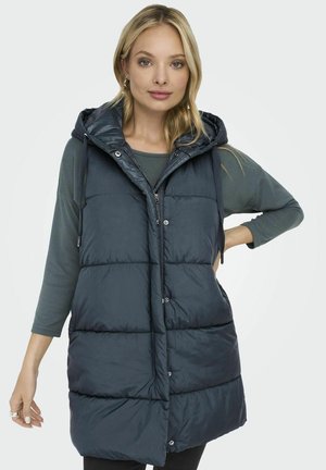 Gilet matelassé sans manches de couleur bleu marine foncé avec capuche, doté d'une fermeture éclair à l'avant, de boutons-pression et de panneaux matelassés pour texture.