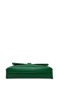 Zelená kožená kabelka s plochým, obdélníkovým tvarem, která má výraznou mašličku na přední straně a úhledné prošívání podél okrajů.