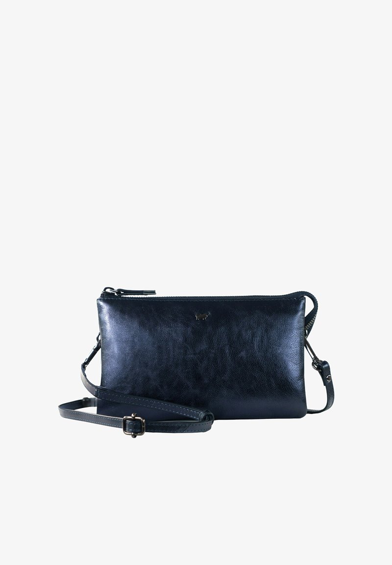 Borsa a pochette in pelle nera con una texture liscia e lucida. Presenta una tracolla removibile e un logo discreto. Chiusura con zip nella parte superiore.