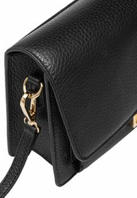 Czarna skórzana torebka na ramię z teksturowaną powierzchnią, złotymi elementami i klapą z odpinanym paskiem.