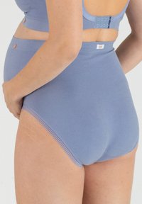 Hoge taille, blauwe geribbelde onderbroek heeft een gladde textuur, subtiele stiksels en een elastische tailleband met een haaksluiting aan de achterkant.