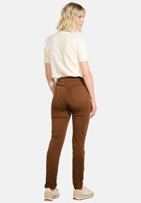 LolaLiza HIGH WAIST SLIM - Stoffhose - camel cinnamon