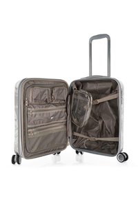 Maleta rígida en gris con una superficie texturizada. El interior cuenta con bolsillos de malla y con cremallera, además de un asa retráctil y ruedas.