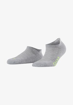 Calcetines grises hasta el tobillo hechos de un material suave con un acabado ligeramente texturizado. Presentan un logo verde y un diseño ajustado y ceñido.