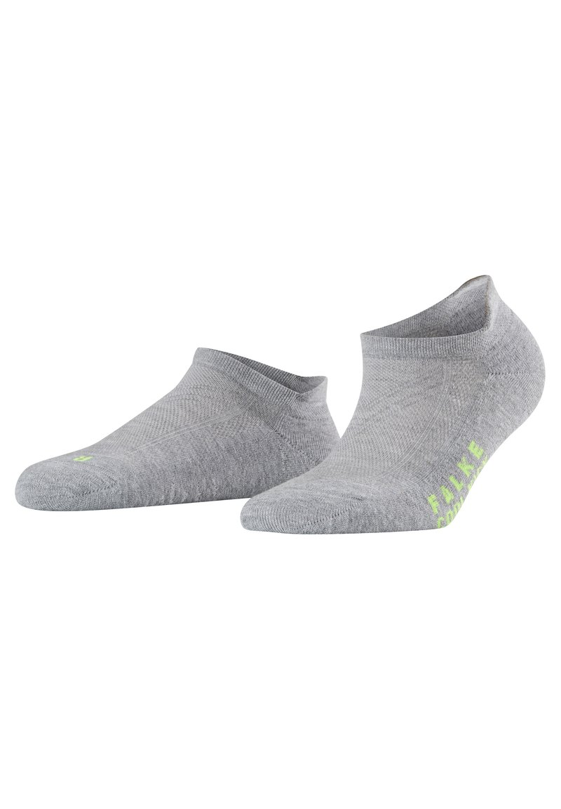 Calcetines grises hasta el tobillo hechos de un material suave con un acabado ligeramente texturizado. Presentan un logo verde y un diseño ajustado y ceñido.