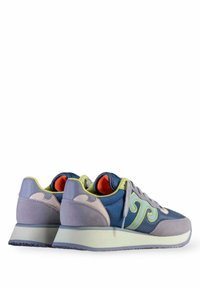 Sneaker blu e grigi con materiali in suede e rete, caratterizzati da una suola spessa, dettagli verdi lime e una fodera interna arancione.