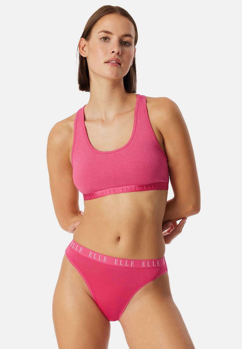 Růžový bavlněný bralet s širokým pásem s logem "ELLE"; odpovídající růžové thong s logem na pásu. Hladká textura, sportovní design.