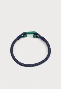 Bracciale in pelle intrecciata blu navy con chiusura in metallo verde e accenti blu. Presenta una forma arrotondata e una finitura strutturata.