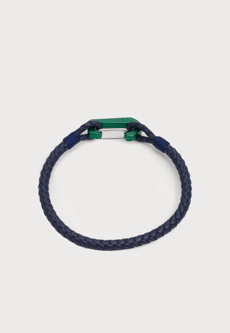 Bracciale in pelle intrecciata blu navy con chiusura in metallo verde e accenti blu. Presenta una forma arrotondata e una finitura strutturata.