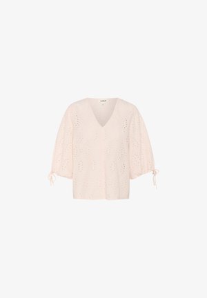 Svijetloružičasta bluzica s V-izrezom, napuhanim rukavima s vezicama i izrezanim detaljima kroz tkaninu. Mekana tekstura, opušteni kroj.