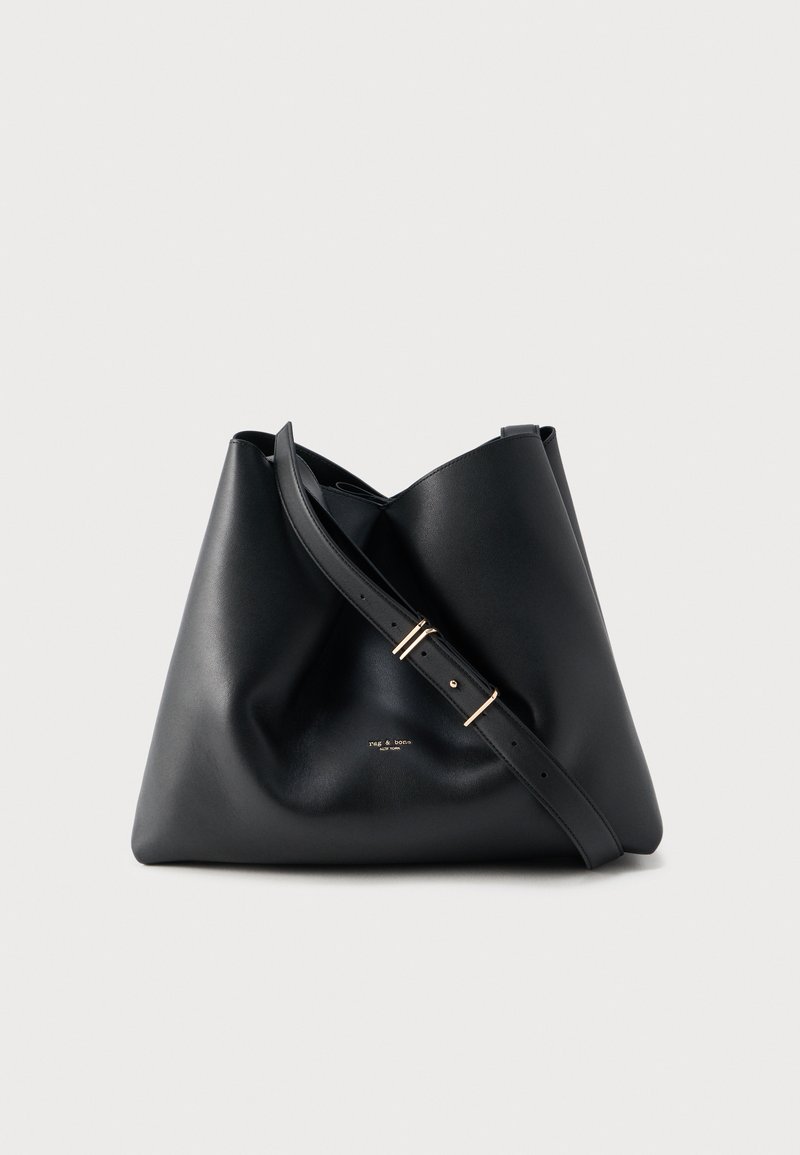 Sac à bandoulière en cuir noir avec sangle ajustable et petit logo doré sur le devant, présenté sur fond blanc.
