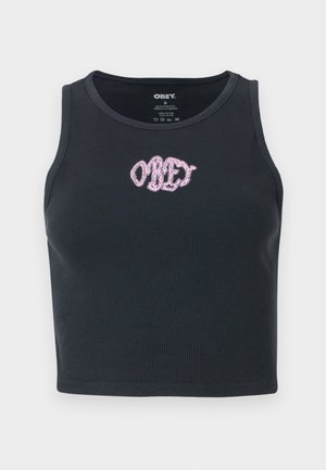 Sort ribbet crop tank top lavet af bomuld med en rund halsudskæring og et pink broderet "OBEY" logo på tværs af brystet.