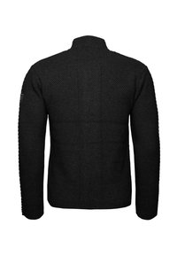 Giacca nera a maglia con colletto alto, tessuto strutturato e maniche lunghe. Presenta un logo discreto sulla spalla sinistra.