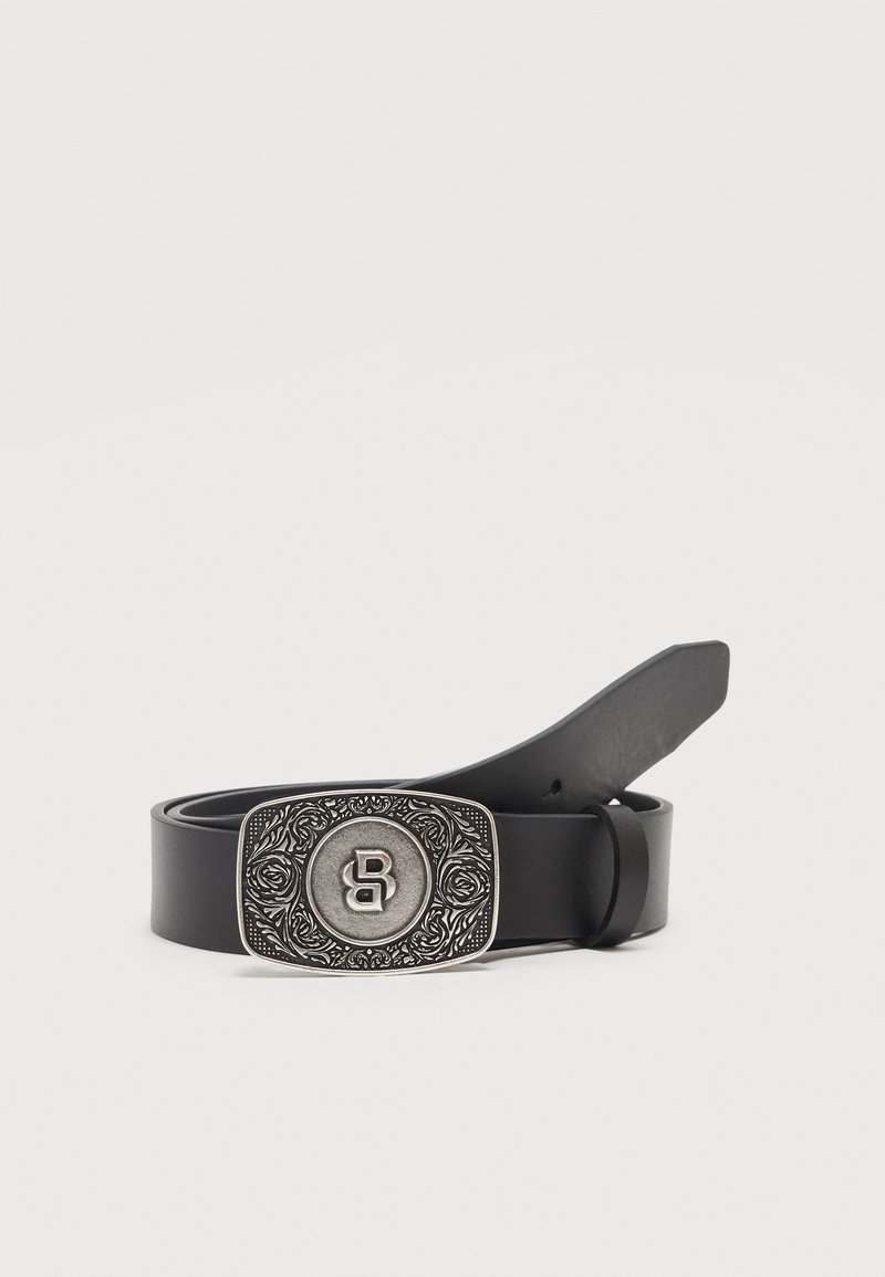 Μαύρη δερμάτινη ζώνη με ορθογώνια ασημένια αγκράφα που φέρει χαραγμένα λουλουδένια σχέδια και κεντρικό στυλιζαρισμένο λογότυπο "B".