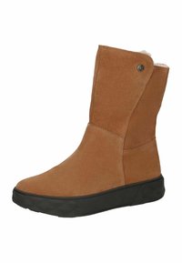 Bottines en cuir suédé marron avec semelle en caoutchouc noir, détails de surpiqure sur les côtés et un accent de bouton près du haut, dotées d'une doublure intérieure douce.