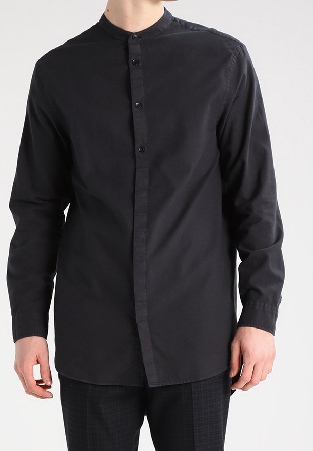 Camisa negra de manga larga con cuello mandarín, que presenta un cierre frontal de botones y una tela suave y ligera. Sin estampados ni adornos.