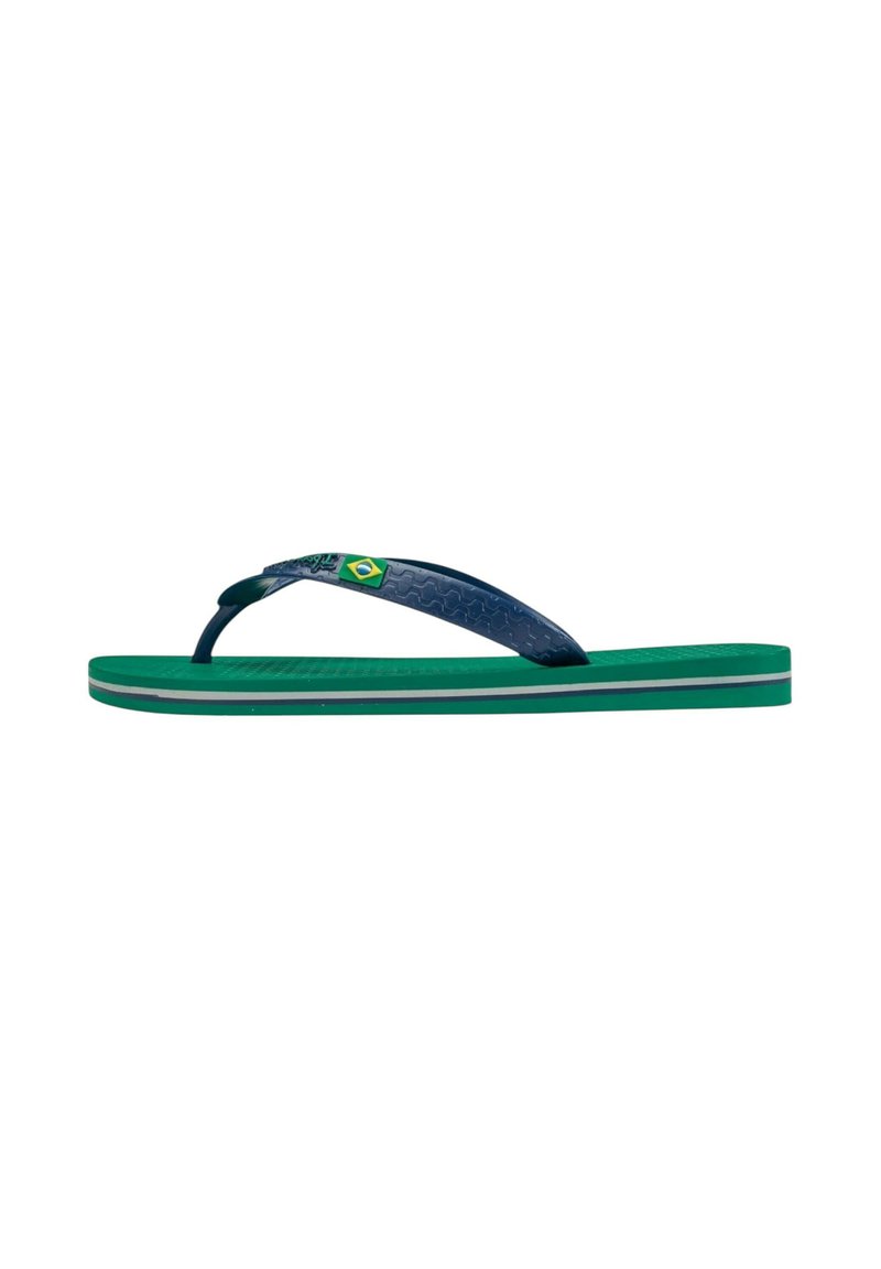 Chanclas en verde y azul marino, con una tira texturizada y un acento de bandera. La suela tiene un diseño de varias capas con rayas contrastantes.