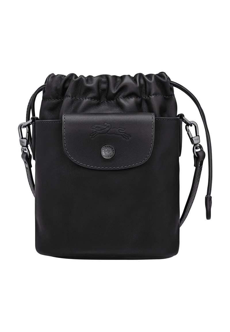 Schwarze Leder-Zugtasche mit glatter Oberfläche, ausgestattet mit einer vorderen Klappentasche, Logodetail und einem verstellbaren Tragegurt.