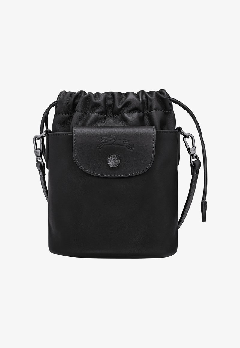 Schwarze Leder-Zugtasche mit glatter Oberfläche, ausgestattet mit einer vorderen Klappentasche, Logodetail und einem verstellbaren Tragegurt.