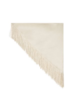 Smaragdovo krémový trojuholníkový šál s dlhými strapcami pozdĺž dvoch okrajov, zobrazený na bielom pozadí.