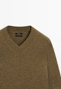 Maglione marrone in lana a V con colletto a coste e maniche lunghe, dotato di una piccola etichetta nera del marchio all'interno del colletto.