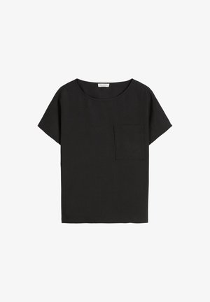 Zwarte T-shirt met korte mouwen van zachte stof, voorzien van een ronde halslijn en een zakje op de linkerkant van de borst. Eenvoudig, ongecompliceerd ontwerp.