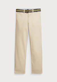 Pantalon beige à jambe droite avec poches latérales et une ceinture bleu marine avec des rayures jaunes, présenté sur fond blanc.