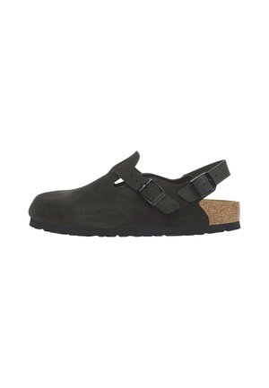 Sandalo in suede grigio scuro con punta chiusa, cinturini doppi regolabili con fibbie, sottopiede in sughero e suola in gomma nera su sfondo bianco.