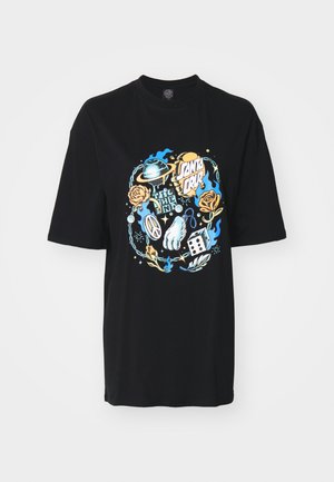 Camiseta preta com um design gráfico colorido de um planeta, rosas, símbolo da paz e dados ao centro. Feita de algodão, de corte descontraído.