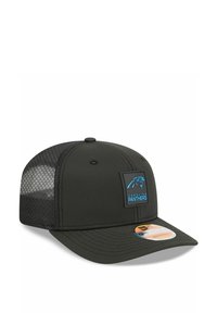 Schwarze Snapback-Cap mit Mesh-Seiten, ausgestattet mit einem blauen Logo-Patch der Carolina Panthers auf der Vorderseite und einem verstellbaren Riemen auf der Rückseite.