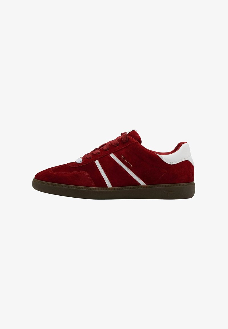 Sneaker rossa in suede con accenti bianchi e suola in gomma marrone. Presenta un design con lacci e strisce laterali. Tessuto liscio, forma sportiva.