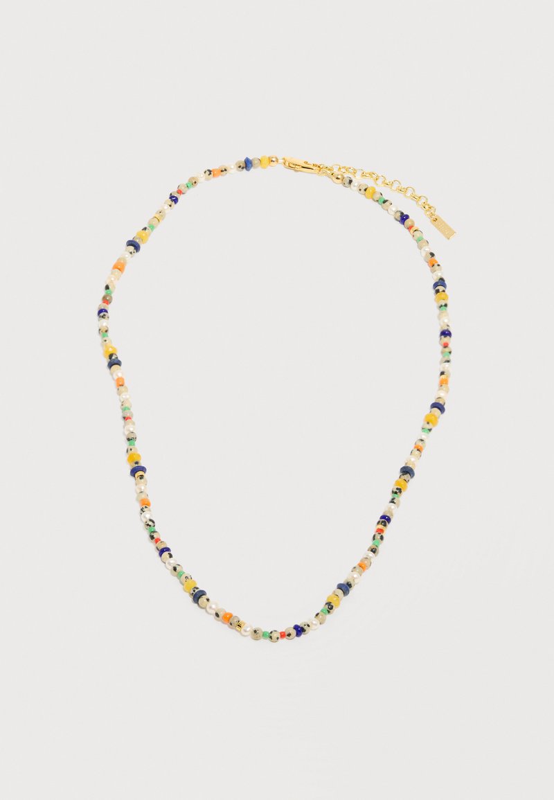 Ketting met kleine meerkleurige kralen en witte parels, voorzien van een gouden sluiting en verlengketting op een witte achtergrond.