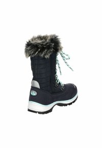 Bota de inverno azul-marinho com acabamento em pele sintética, parte superior acolchoada, atacadores turquesa e sola de borracha branca. Apresenta material à prova d'água e fecho de correr.