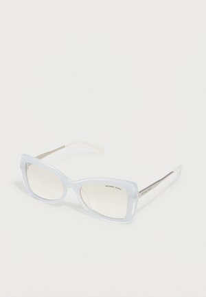 Ochelari de soare dreptunghiulari translucizi albi, cu lentile degradate si brațe subțiri din metal, marca Michael Kors pe lentilă și pe braț.