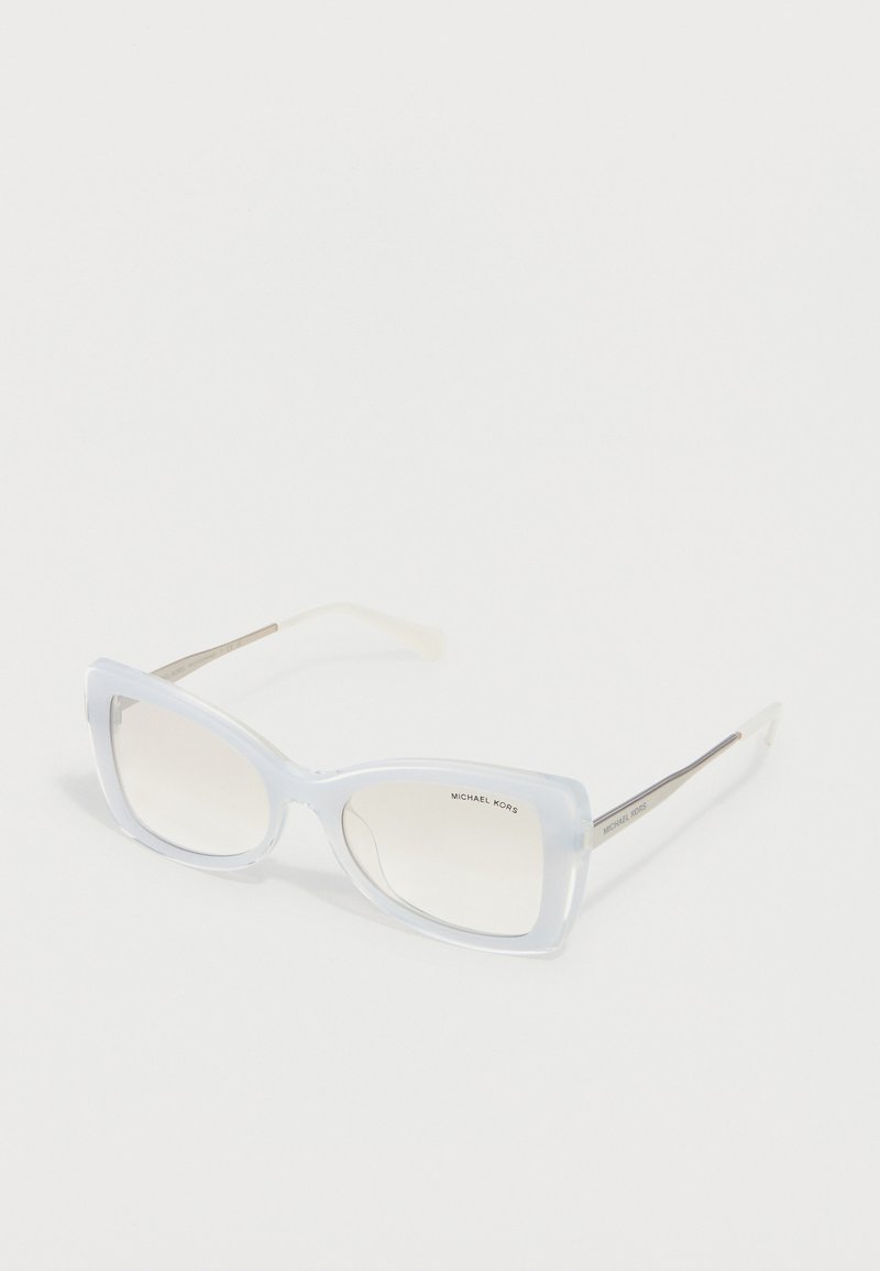 Λευκά διαφανή ορθογώνια γυαλιά ηλίου με φακούς διαβαθμισμένου χρώματος και λεπτούς μεταλλικούς βραχίονες, με τη μάρκα Michael Kors στο φακό και στον βραχίονα.