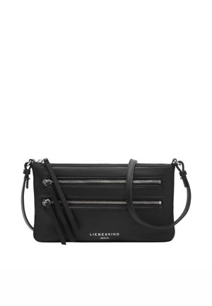 Schwarze Leder-Umhängetasche mit zwei horizontalen Reißverschlusstaschen, verstellbarem Riemen und "Liebeskind Berlin"-Logo in der vorderen Mitte.