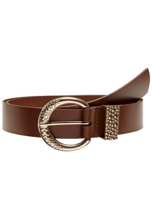 Ceinture en cuir marron avec boucle ronde texturée dorée et passant assorti, partiellement roulée.