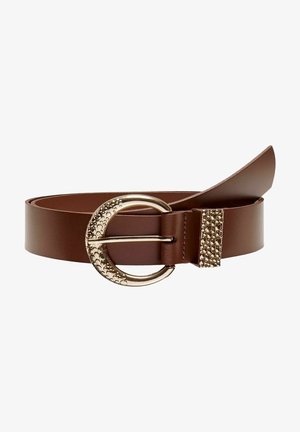 Ceinture en cuir marron avec boucle ronde texturée dorée et passant assorti, partiellement roulée.