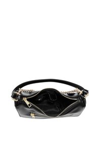 Sac à main en cuir noir avec une bandoulière en chaîne dorée, fermeture éclair supérieure ouverte montrant une doublure intérieure vide et une poche intérieure.