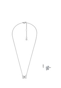 Zilveren ketting met een vlinderhanger en bijpassende zilveren stud oorbellen, beide versierd met kleine heldere kristallen op een witte achtergrond.