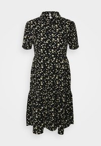 Vestido preto com flores, de mangas curtas, gola, cintura ajustada e saia em camadas. Apresenta padrões florais em creme e amarelo no tecido.