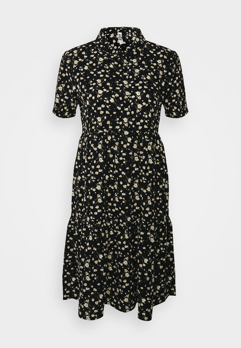 Vestido preto com flores, de mangas curtas, gola, cintura ajustada e saia em camadas. Apresenta padrões florais em creme e amarelo no tecido.